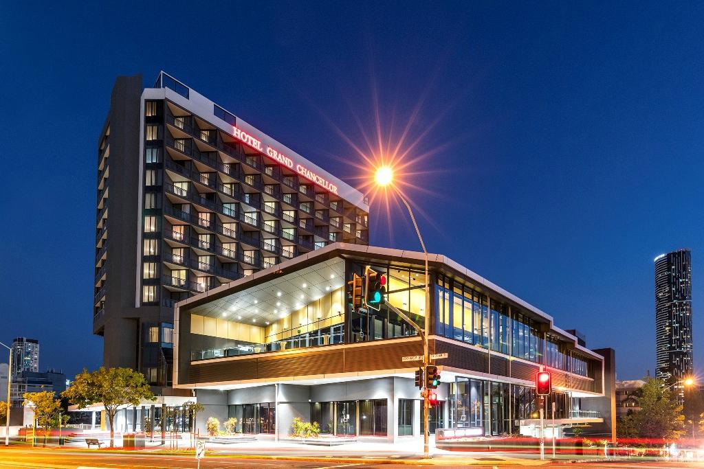 Hotel Grand Chancellor, Brisbane at night